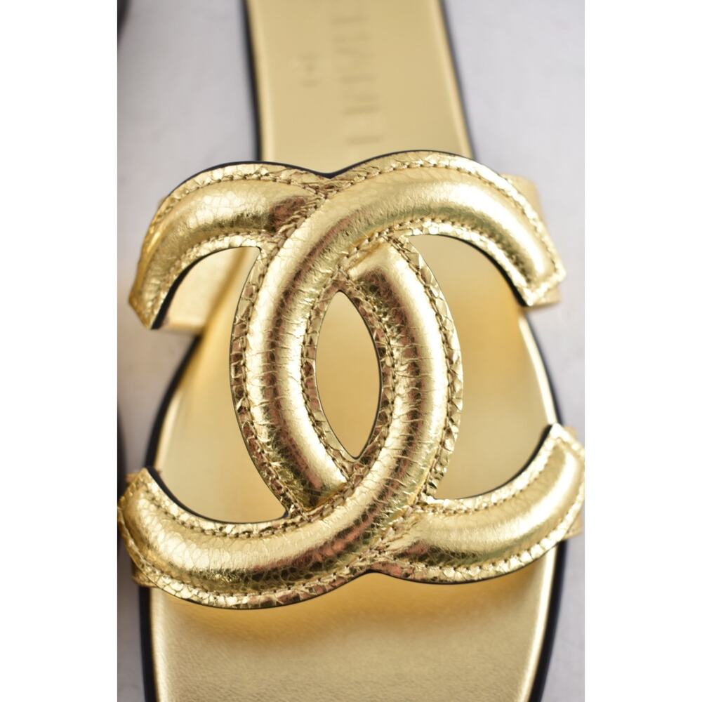 Chanel 26S Golden Gold Cracked Leather XL CC Logo Mules Slides Flat Sandals 38.5 - Picture 10 of 16